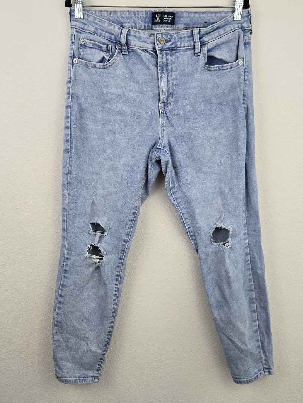 Lightwash Gap Denim Universal Distressed Legging Skinny Jean